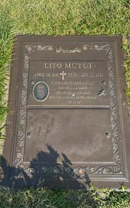 Headstone in California before cleaning