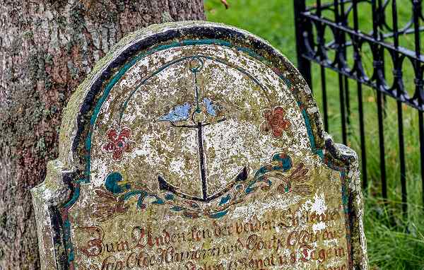 A tombstone carving of an anchor, symbolizing hope and the afterlife