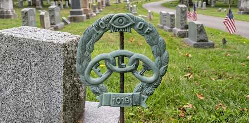 Interlocking carved rings on a cemetery headstone