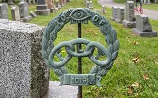Interlocking rings headstone