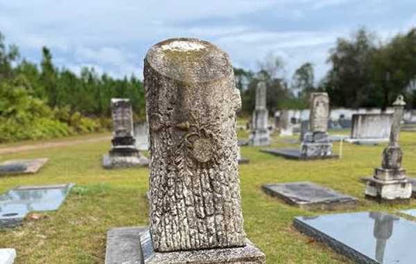 Cemetery monument carved in the shape of a tree stump